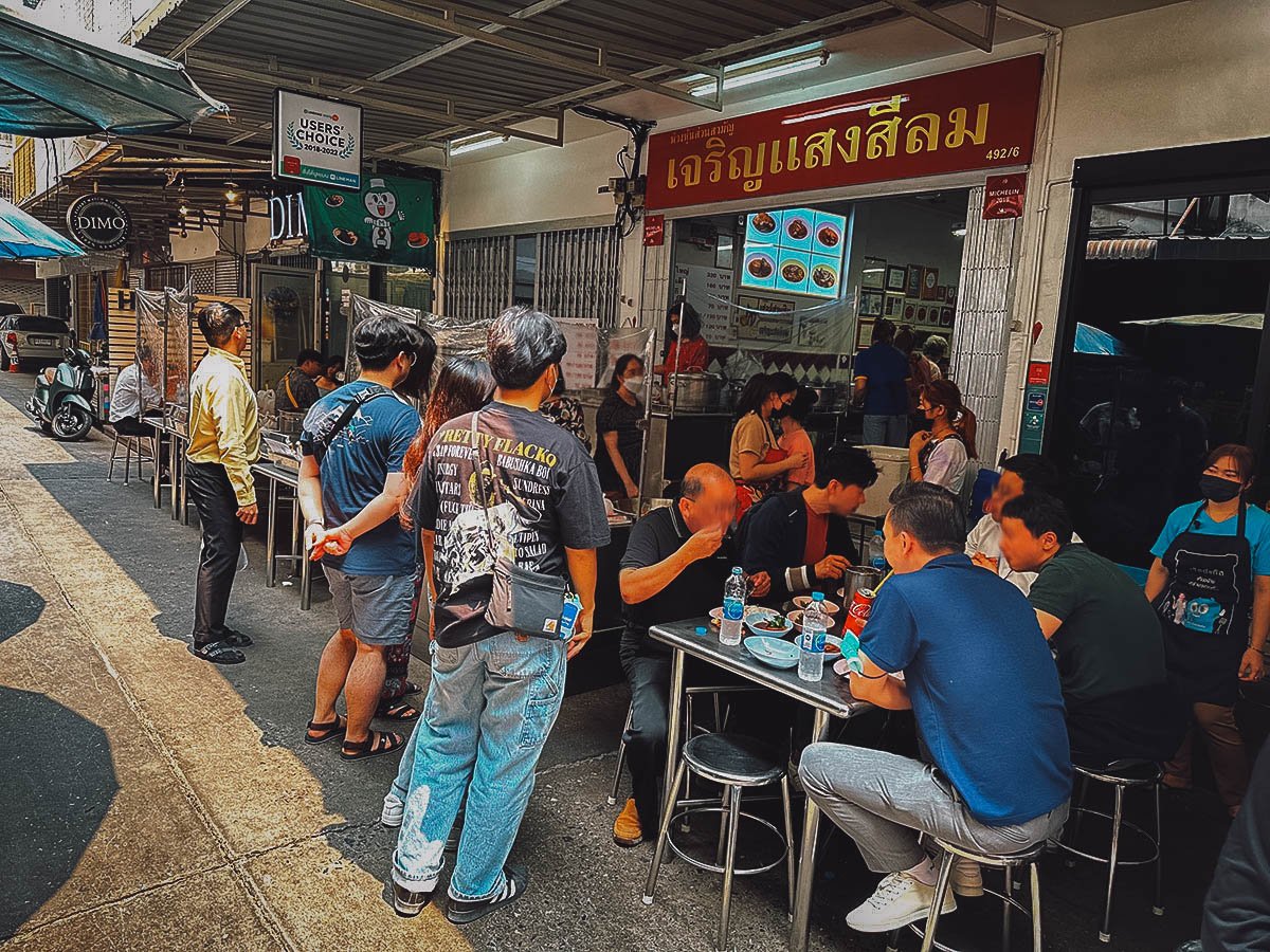 Kha Mu Charoensang Silom street food stall in Bangkok
