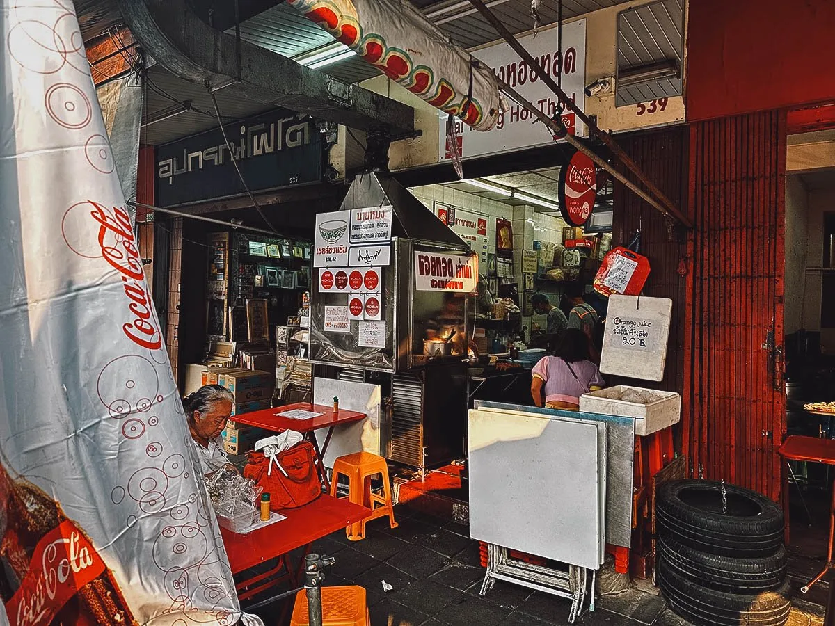 Nai Mong Hoi Tod street food stall in Bangkok