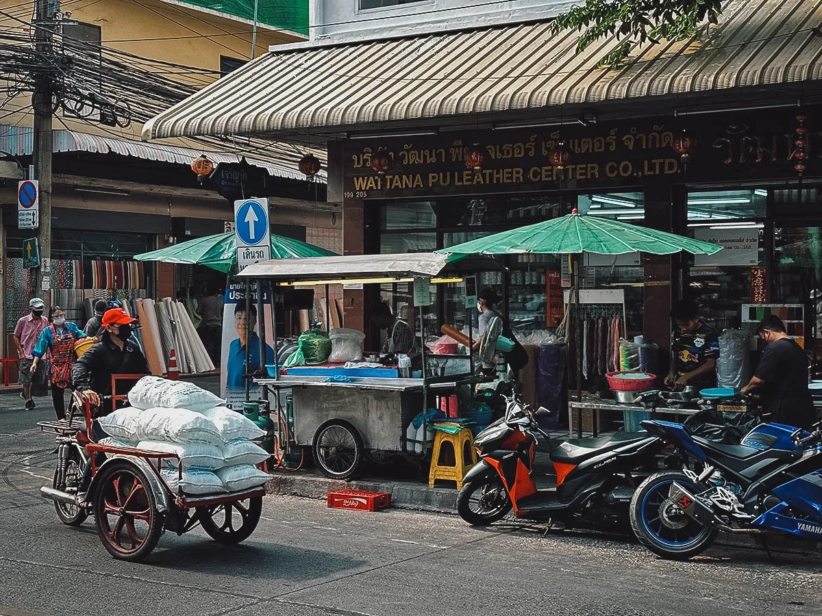 Somsak Pu Ob street food stall in Bangkok