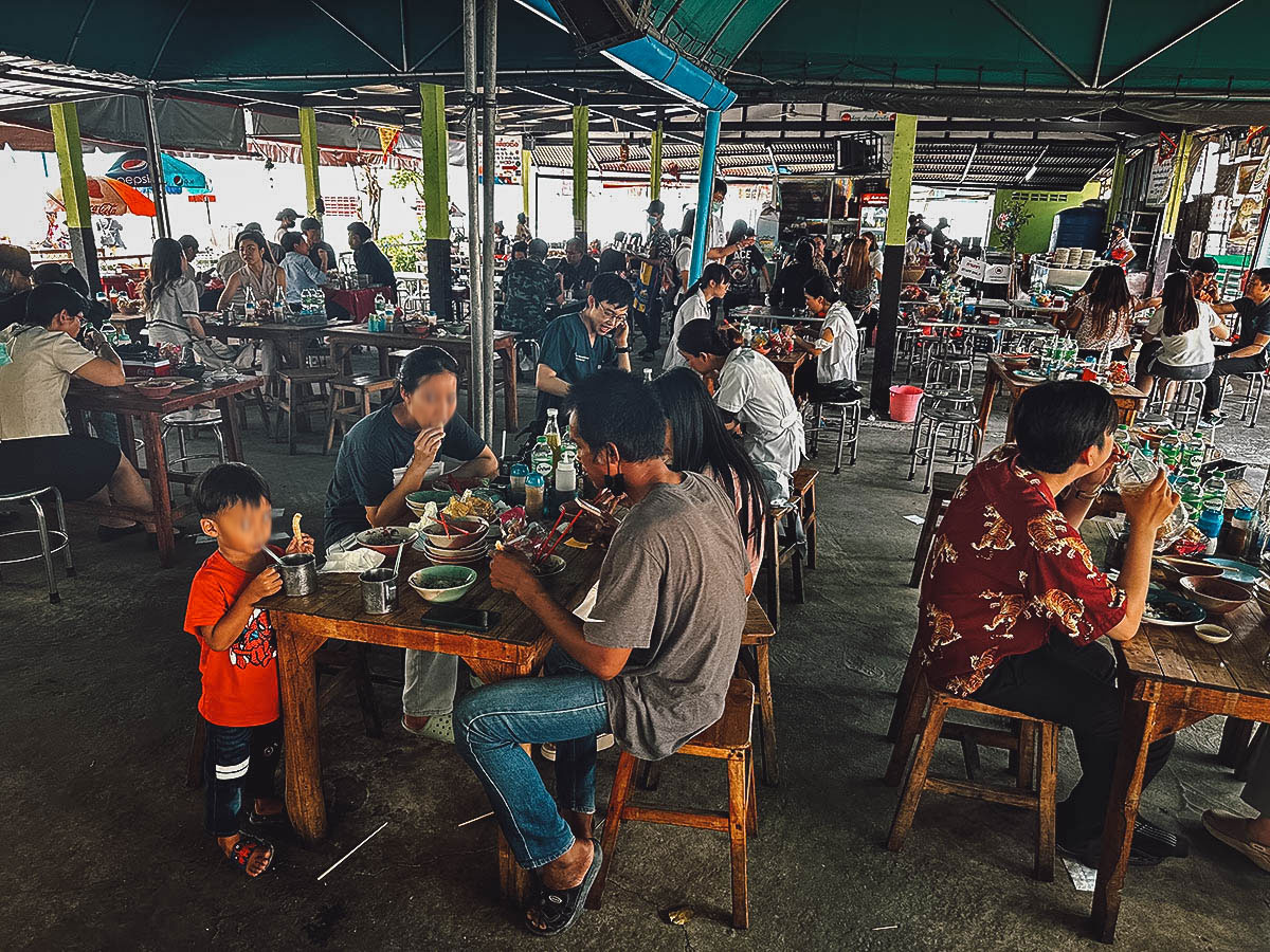 Toy Kuay Teow Ruea interior