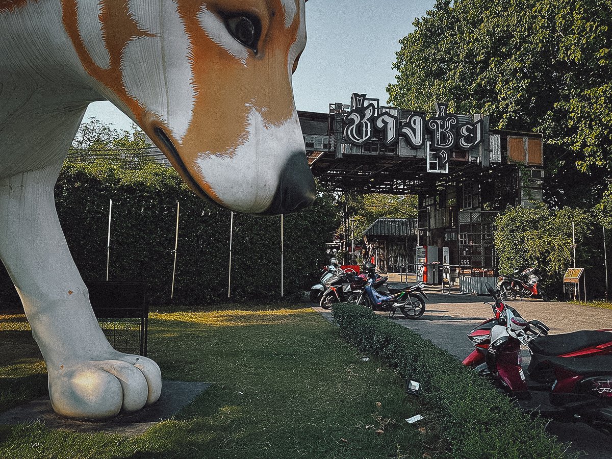 Entrance to Chang Chui Aircraft Market in Bangkok