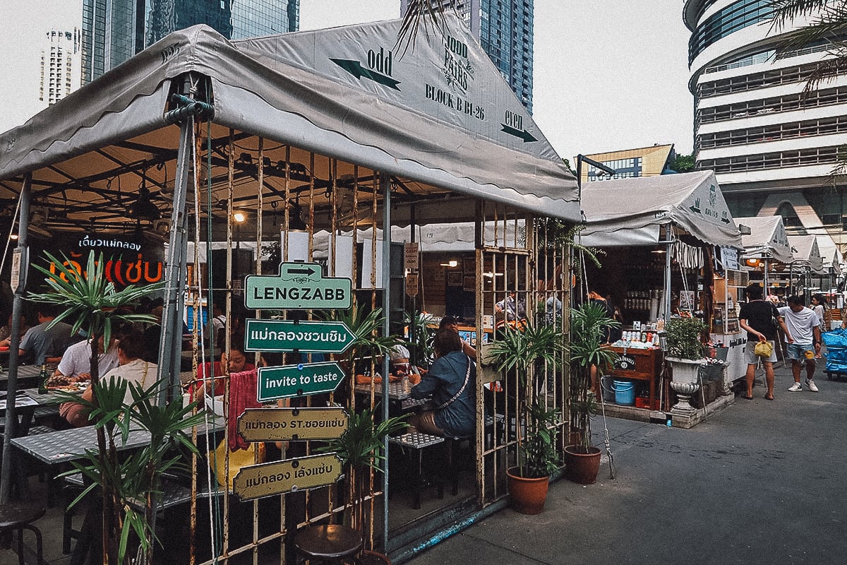 Food kiosks at Jodd Fairs night market in Bangkok