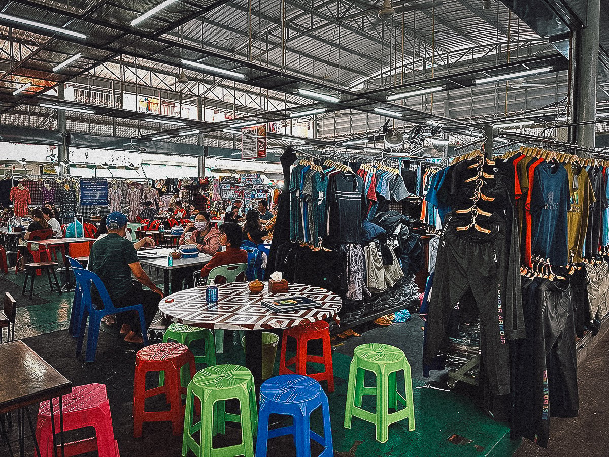 Dining tables at Pratunam Night Market in Bangkok