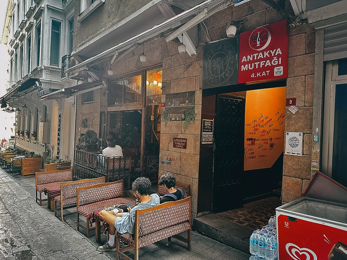 How much does eating outside in Istanbul cost each day if I eat