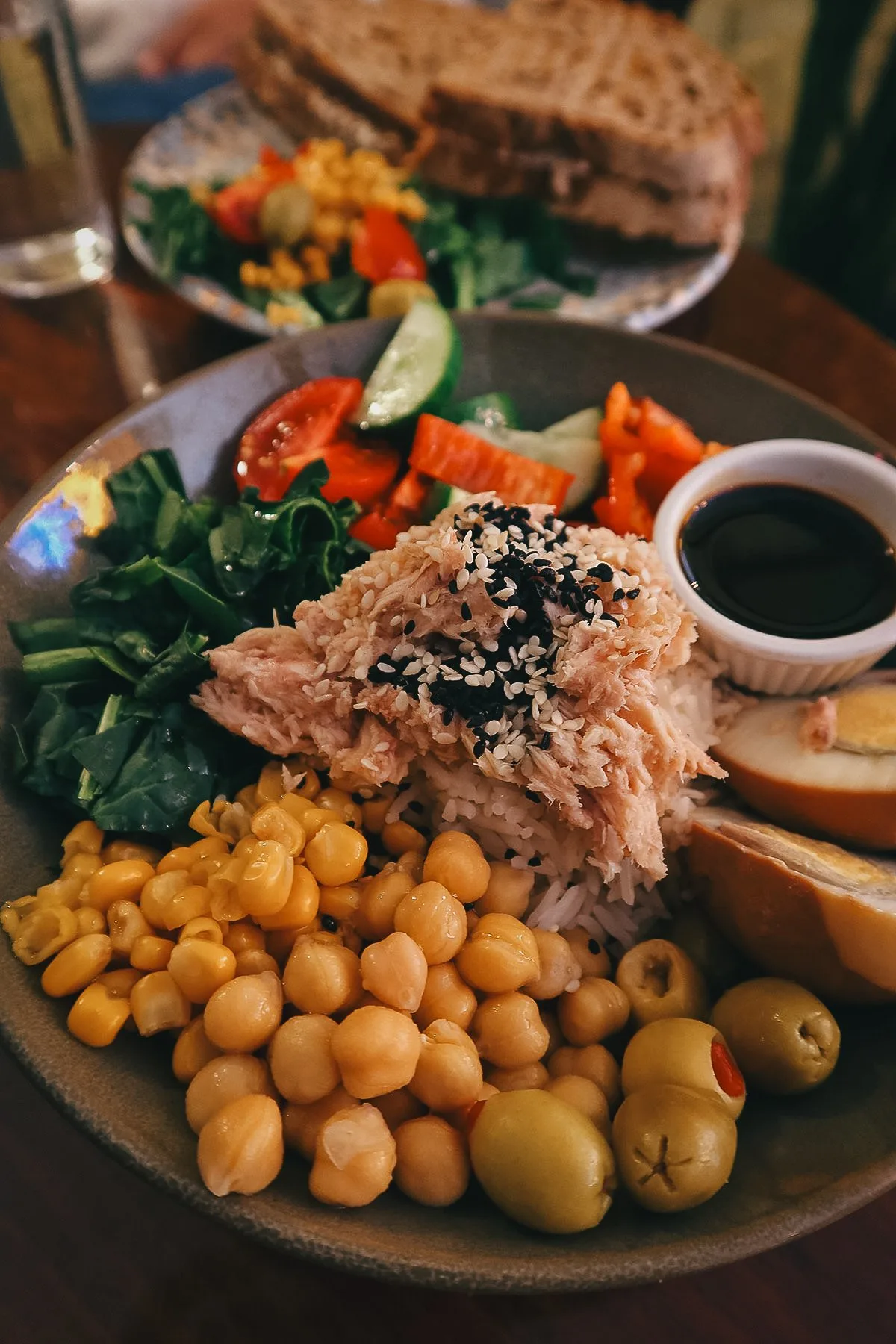 Tuna bowl at a restaurant in Istanbul