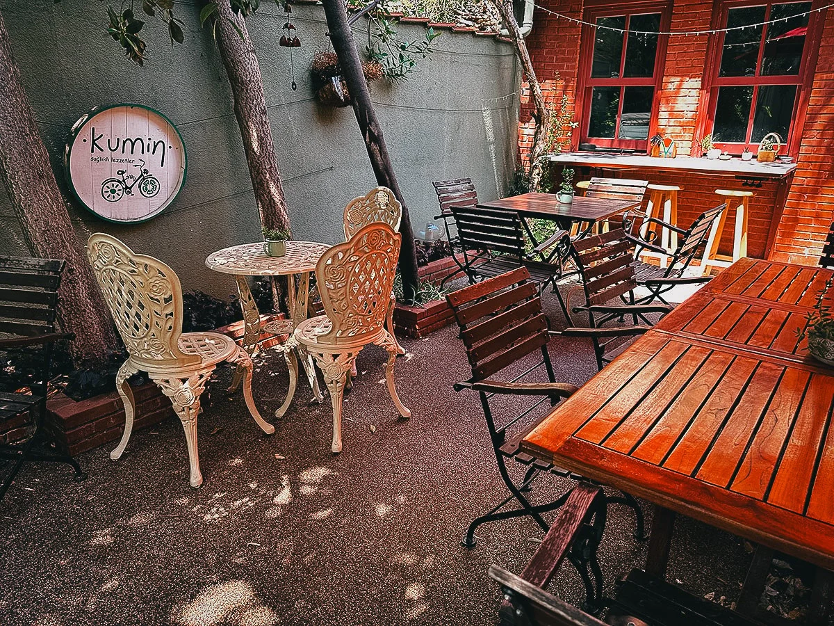 Kumin Vegan Lezzetler outdoor dining area