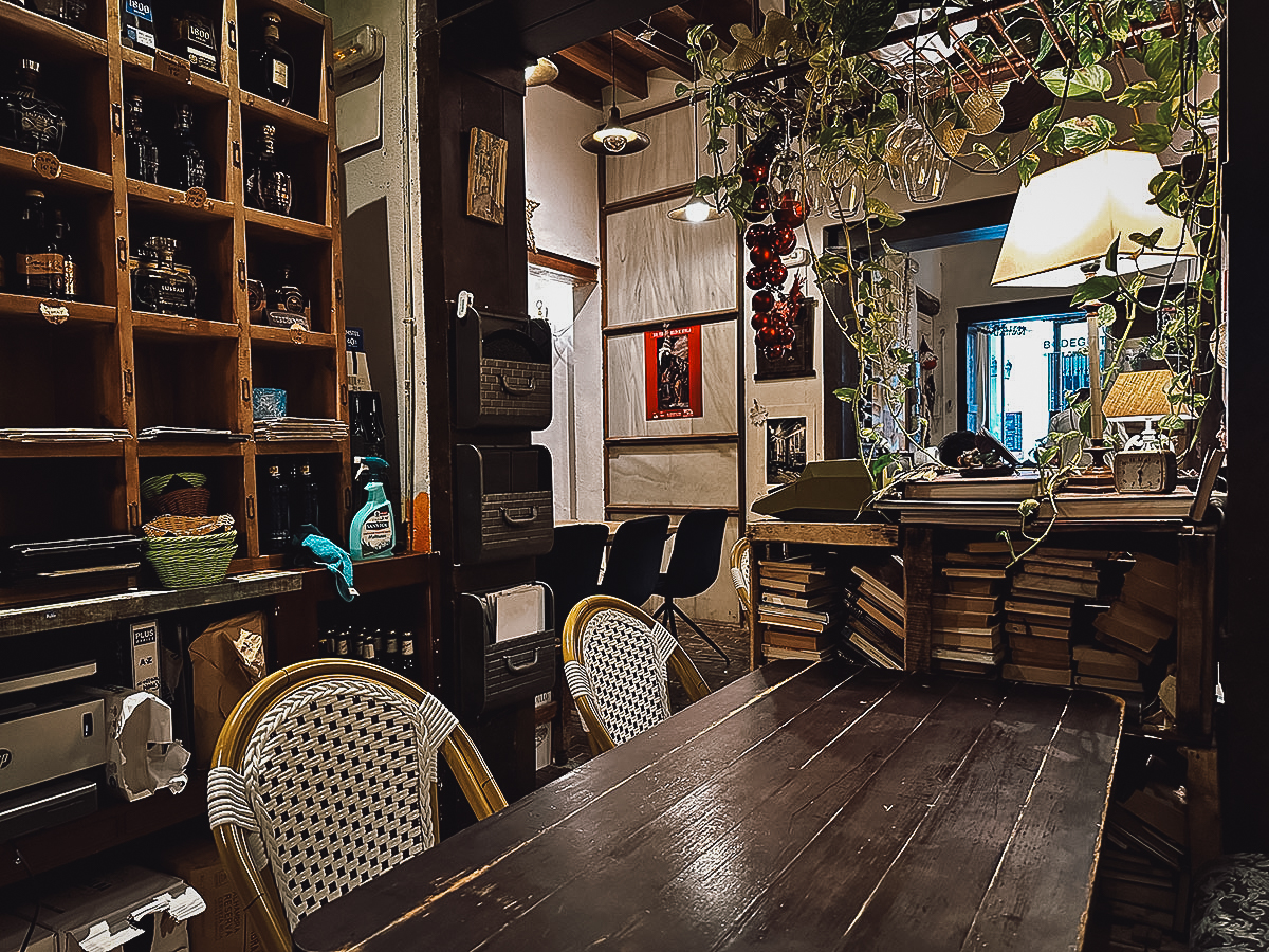 El Librero de Tapas y Quesos restaurant interior