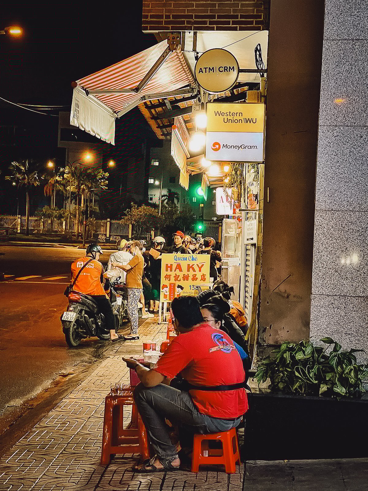 Hidden Eateries in Saigon's Chinatown Line of customers at Che Ha Ky