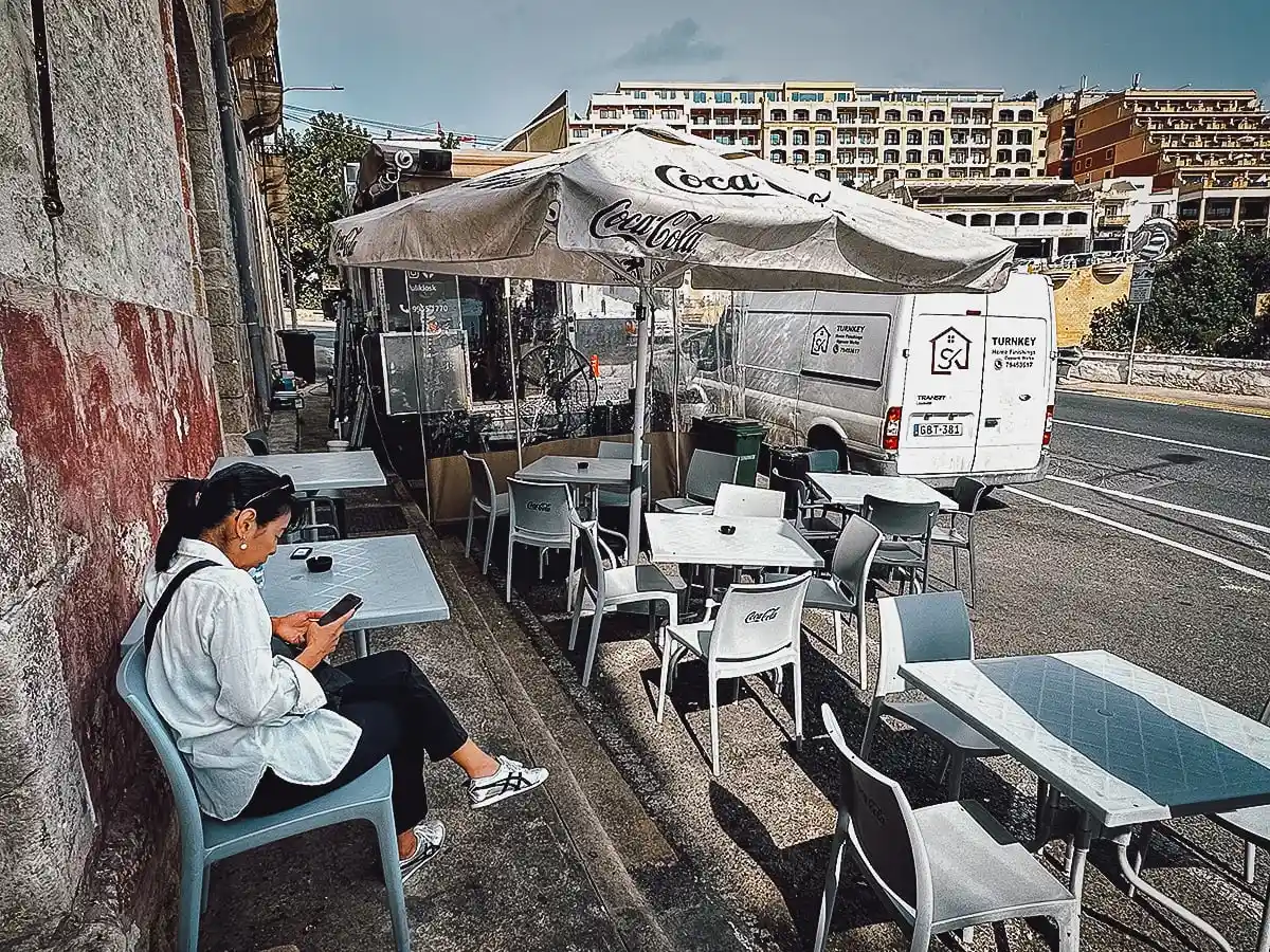 Fuli Kiosk roadside seating