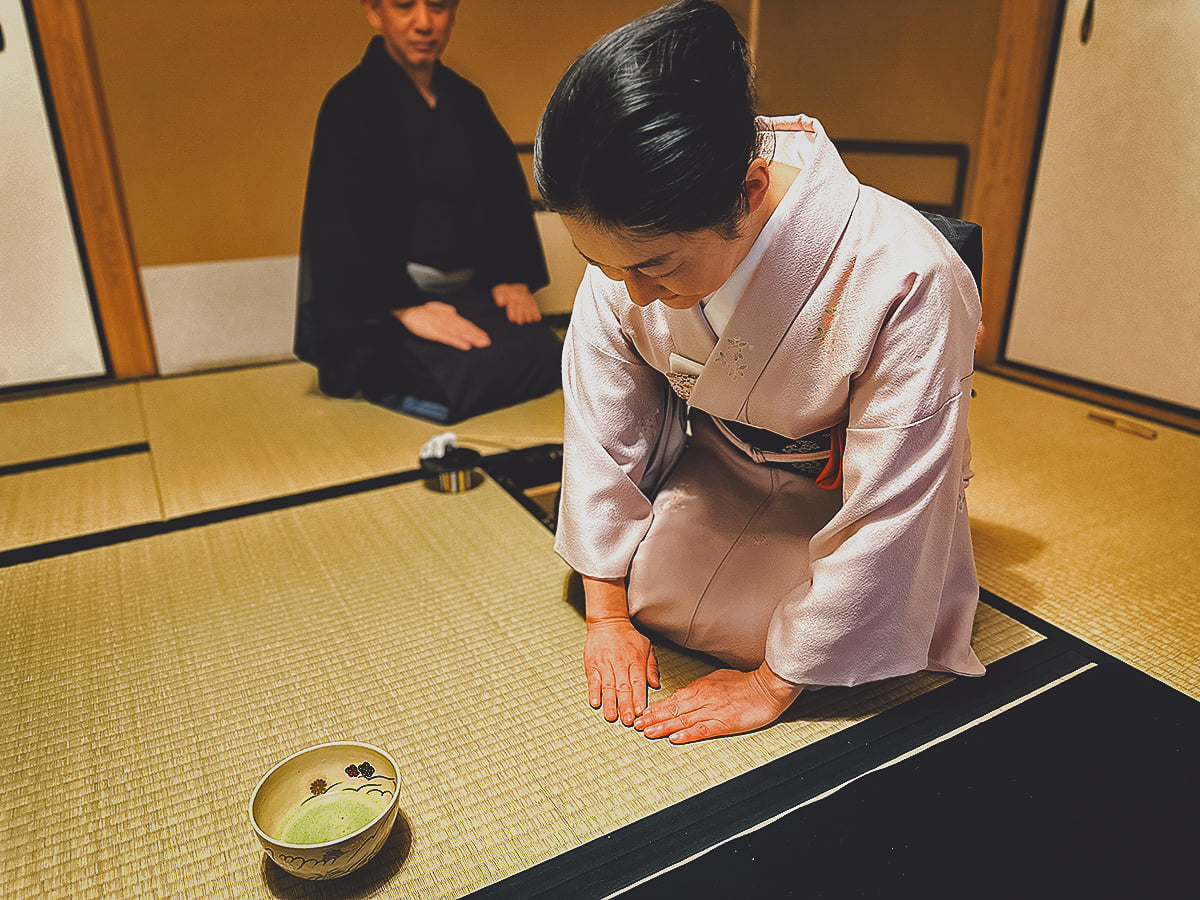 Japanse woman serving tea