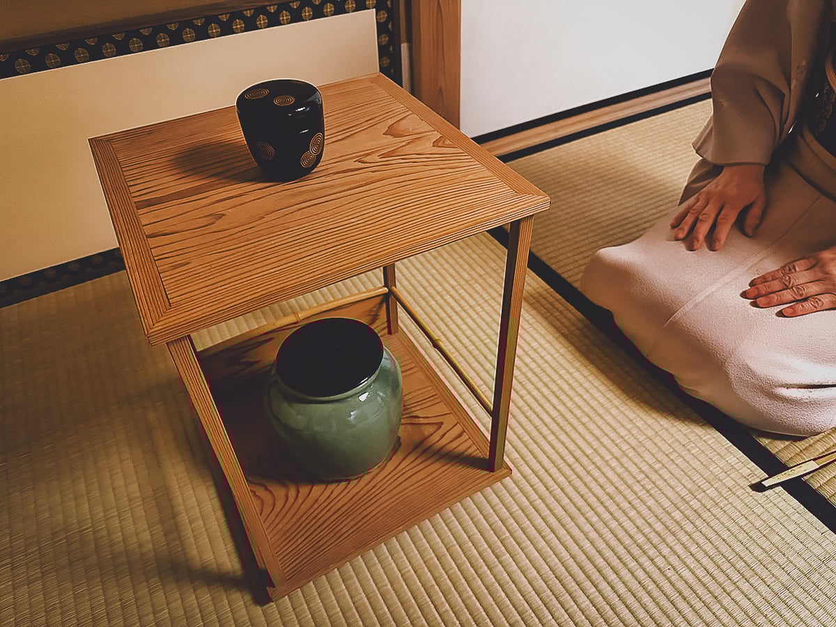 Small table with tea-related vessels