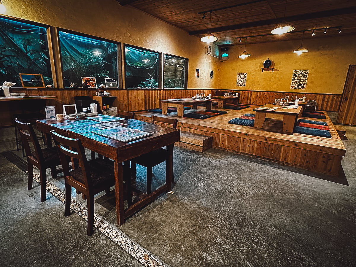 Where to Eat in Okinawa, Japan 海喜食堂 (海鮮料理みき食堂) restaurant interior