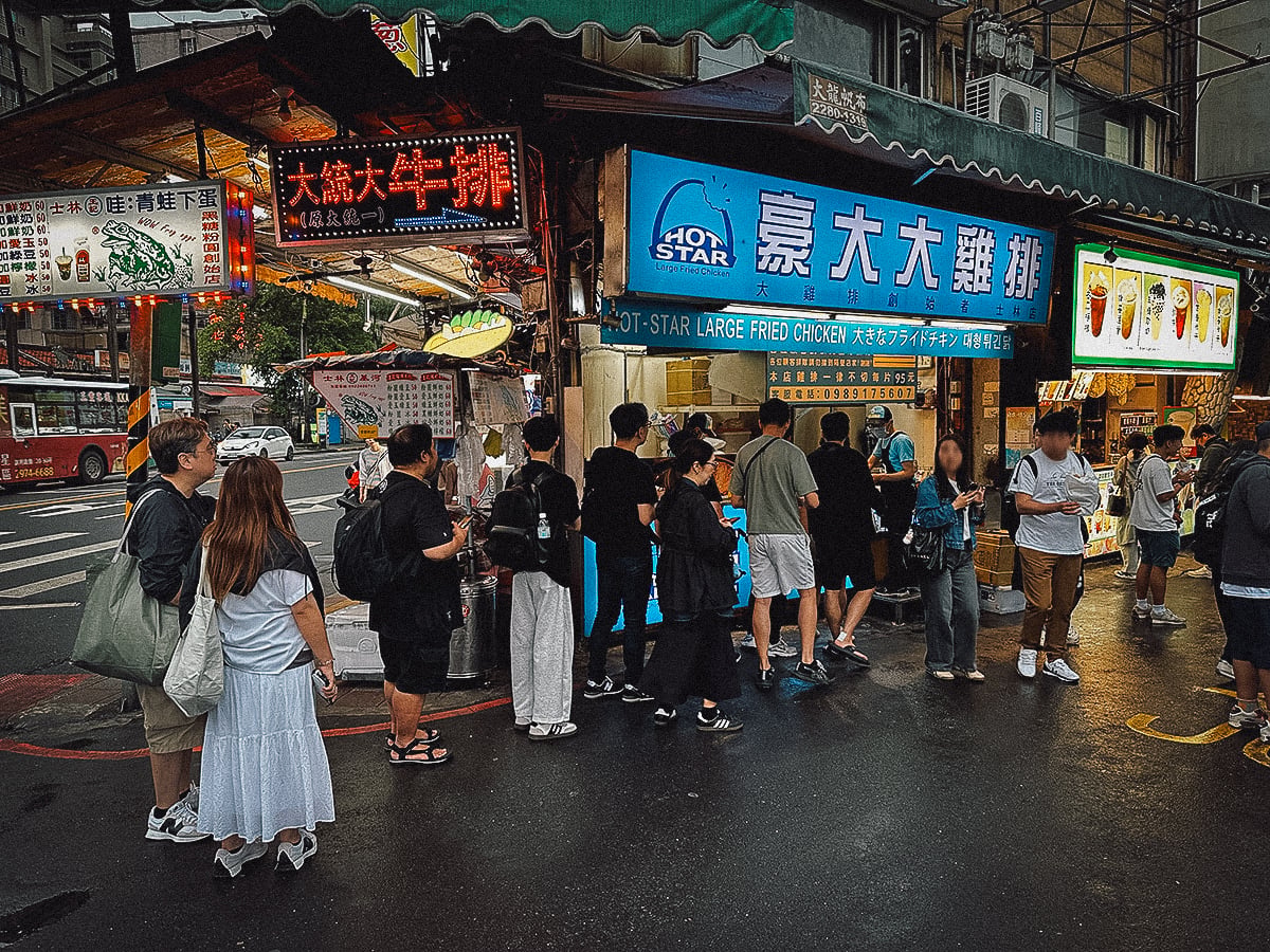 Night Markets in Taipei Line of customers at Hot Star