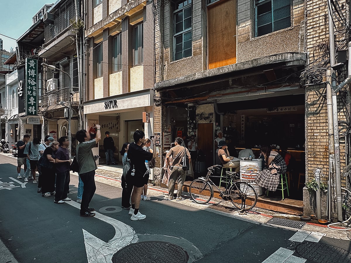 The Best Restaurants in Taipei Line of customers at 面線町