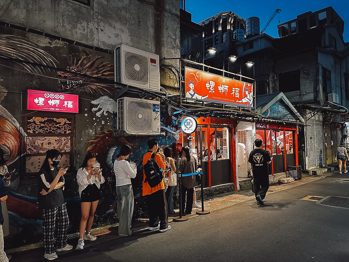 The Best Restaurants in Taipei Line of customers at Rose Food restaurant in Taipei