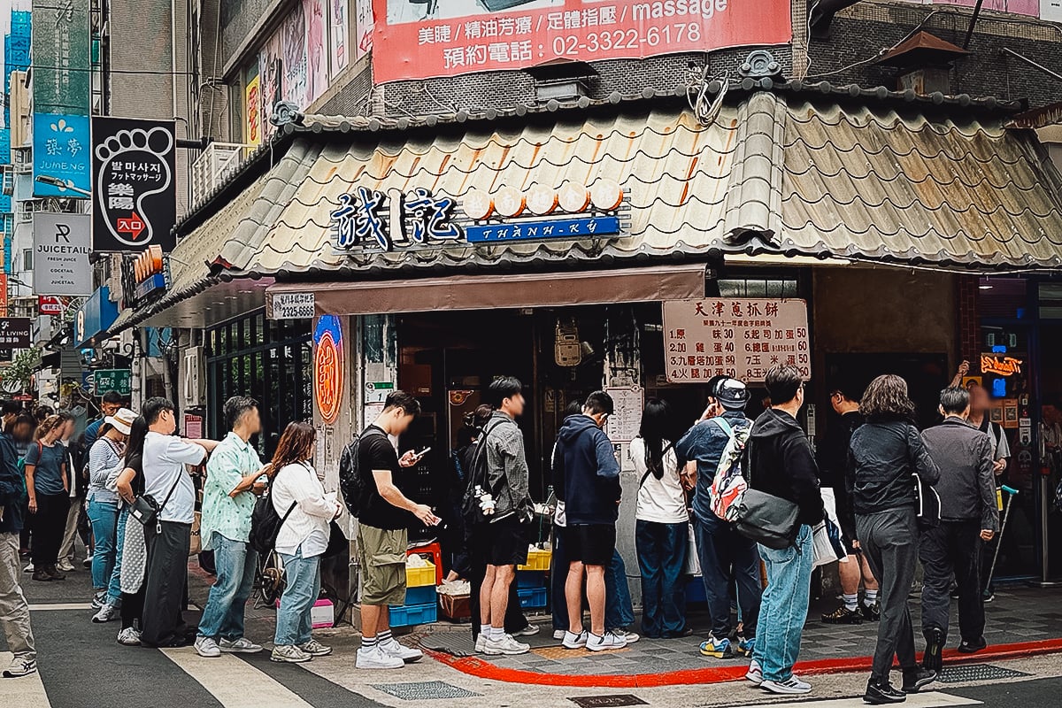 The Best Restaurants in Taipei Long line of customers at a restaurant in Taipei